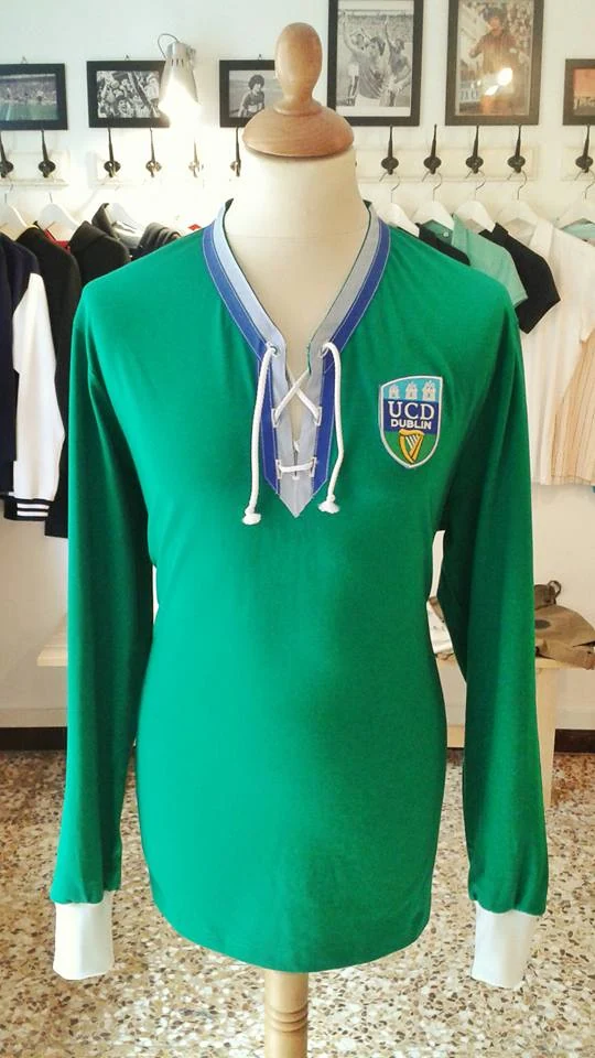 Maglia verde UCD Dublin con colletto blu e dettagli bianchi, dall’archivio della sartoria