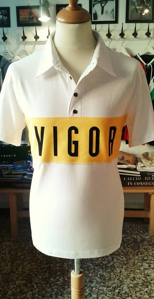 Maglia Vigor bianca con fascia gialla, fotografata su manichino nella bottega