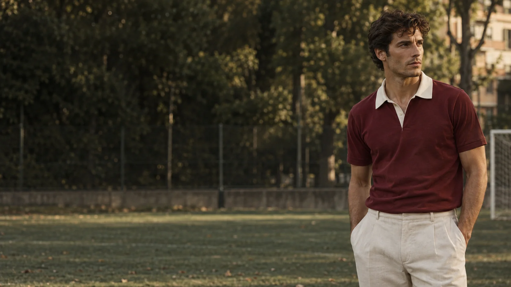 Ispirazione editoriale: una maglia bordeaux dal gusto vintage, a bordo campo. Immagine generata, non un prodotto in vendita.